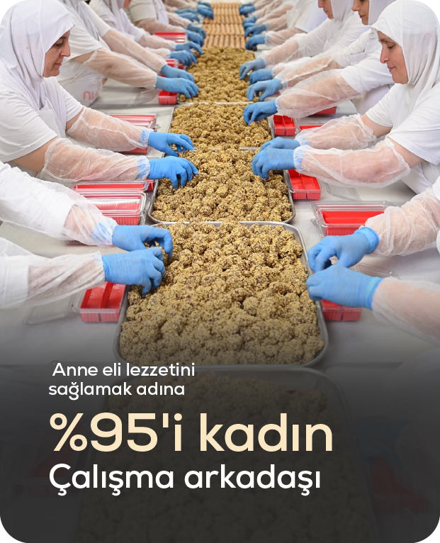 Kurabiye hazırlayan kadın çalışanlar