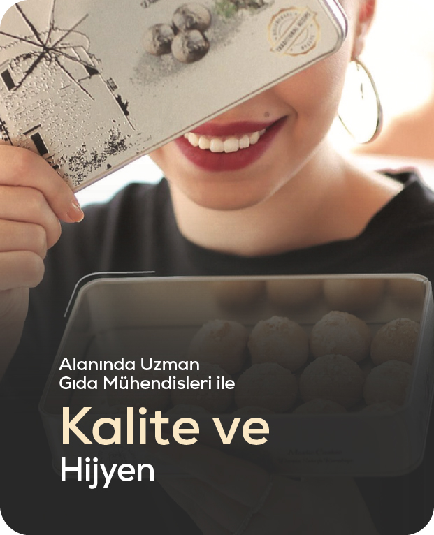 Kurabiye kutusu tutan gülümseyen kadın